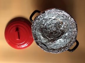 砂锅内铺上锡纸（可采用十字形铺放，能更好的隔开砂锅内壁，避免红薯皮粘锅）。高出的锡纸露在锅口外面，有利于烧烤的同时排出多余的水蒸汽
