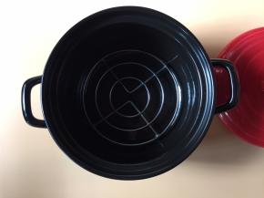 砂锅里放上烤架（烤架高度以0.5cm-1cm之间最佳）
