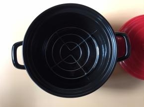 砂锅里放上烤架（烤架高度以0.5cm-1cm之间最佳）
