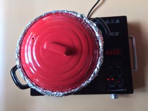 盖上盖子，中大火约烤50分钟，就可以吃到美味香甜的烤红薯了