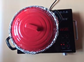 盖上盖子，中大火约烤50分钟，就可以吃到美味香甜的烤红薯了