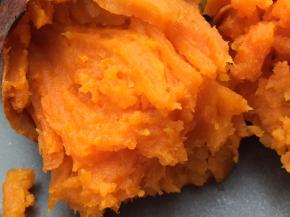 完成。打开砂锅盖满屋的烤红薯香，热气腾腾～冬天里感受香甜软糯又暖暖的烤红薯，满满的幸福～