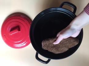 砂锅用拧干的湿毛巾擦干净就可直接用于烧烤了（用于烧烤的砂锅必须是干燥的，所以不能用水洗）
