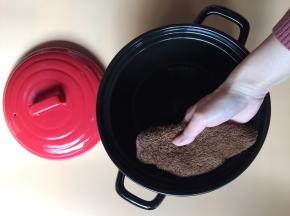 砂锅用拧干的湿毛巾擦干净就可直接用于烧烤了（用于烧烤的砂锅必须是干燥的，所以不能用水洗）
