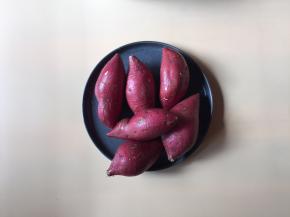 将红薯洗净控干水份
