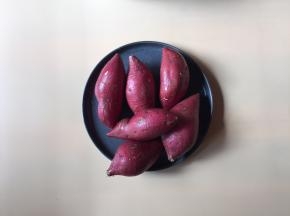 将红薯洗净控干水份
