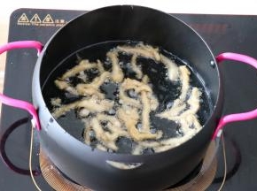 腌制好的鸡丝放入热油锅里稍微炸一下，变色即可；