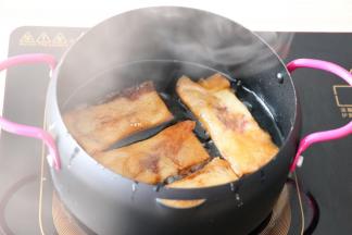 放入热油锅里炸至表皮呈金黄色即可；