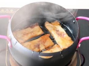 放入热油锅里炸至表皮呈金黄色即可；