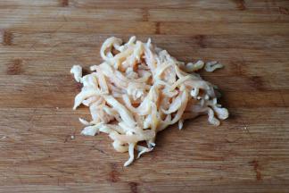 鸡胸肉洗净切成丝；