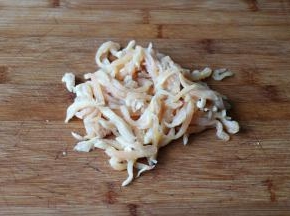 鸡胸肉洗净切成丝；