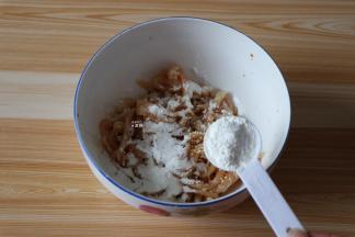 放入生抽、料酒、盐、鸡精、淀粉搅拌均匀腌制一小时左右；