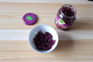 冠利红椰菜挤掉水分；