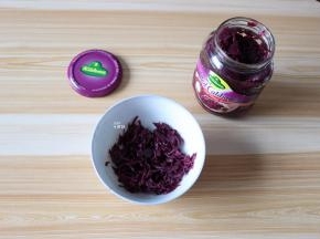 冠利红椰菜挤掉水分；