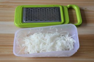 白萝卜去皮刨成丝；