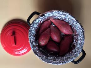 红薯均匀地摆放在砂锅内
