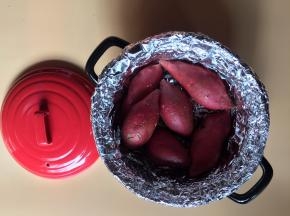 红薯均匀地摆放在砂锅内
