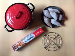 首先准备好材料:红薯3个，烤架1个，锡纸2张，可干烤砂锅1口
