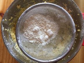 过筛加入低筋面粉
