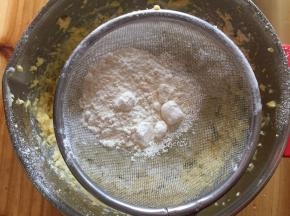 过筛加入低筋面粉
