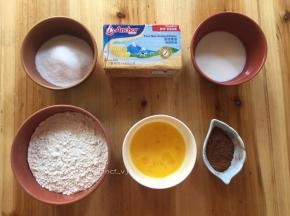准备所需食材:黄油150g、低筋面粉190g、纯牛奶30g、可可粉12g、鸡蛋液45g、细砂糖80g
