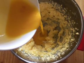 分次加入鸡蛋液打均匀
