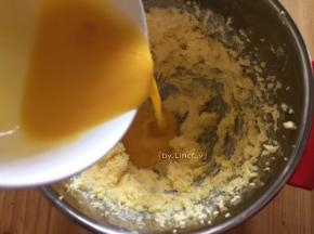 分次加入鸡蛋液打均匀
