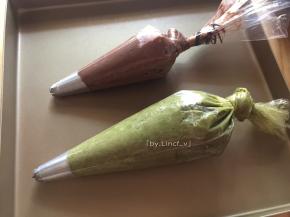 然后分别装进装了裱花嘴的裱花袋里放置10分钟，裱花嘴我选用的是八齿的和菊花型的
