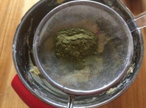 较多的一份过筛加入抹茶粉拌至均匀

