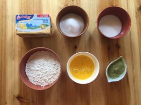准备所需食材:黄油150g、低筋面粉190g、纯牛奶30g、抹茶粉10g、鸡蛋液45g、细砂糖80g
