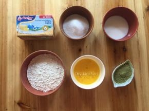 准备所需食材:黄油150g、低筋面粉190g、纯牛奶30g、抹茶粉10g、鸡蛋液45g、细砂糖80g
