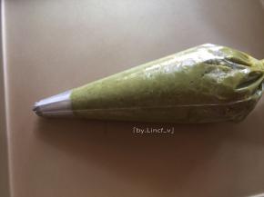 然后装进装了裱花嘴的裱花袋里放置10分钟，裱花嘴我选用的是八齿的
