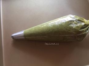 然后装进装了裱花嘴的裱花袋里放置10分钟，裱花嘴我选用的是八齿的
