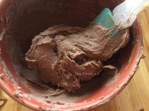 同样的将另一份过筛加入可可粉拌均匀
