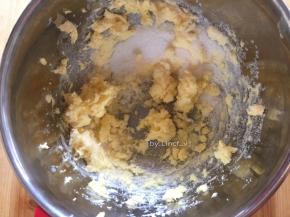 将安佳黄油提前软化，软化好的黄油用电动打蛋器打至颜色稍变浅
加入细砂糖继续打发