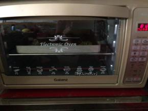 送入提前预热好的烤箱中，上下火150度，中层烘烤约10分钟即可
