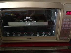 送入提前预热好的烤箱中，上下火150度，中层烘烤约10分钟即可

