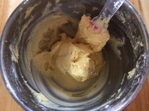 搅拌均匀至无粉状，接着以2:1比例分成两份
