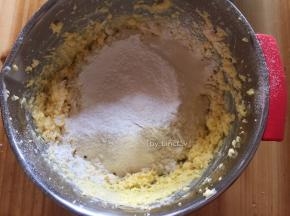 过筛加入低筋面粉.搅拌均匀至无粉状
