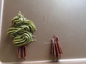 接着用可可的挤出树干，抹茶的挤出作为圣诞树的叶子部分
