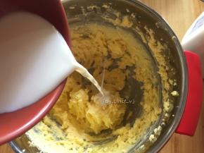 加入牛奶继续搅打均匀
