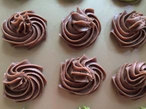 然后在黄金烤盘上挤出喜欢的曲奇形状
