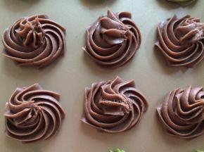 然后在黄金烤盘上挤出喜欢的曲奇形状
