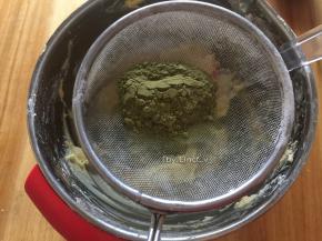 过筛加入抹茶粉搅拌均匀
