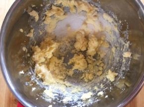 加入细砂糖继续打发至

