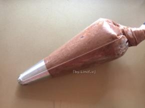 然后装进装了裱花嘴的裱花袋里放置10分钟，裱花嘴我选用的是八齿的
