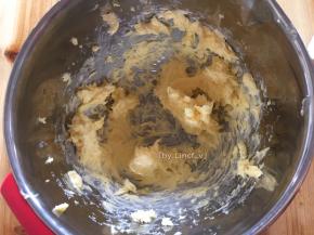 将安佳黄油提前软化，软化好的黄油用电动打蛋器打至颜色稍变浅
