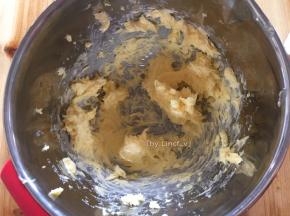 将安佳黄油提前软化，软化好的黄油用电动打蛋器打至颜色稍变浅
