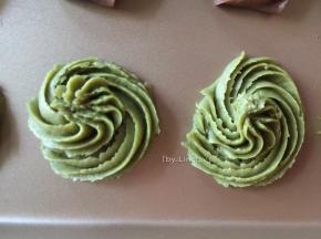 然后在黄金烤盘上挤出喜欢的曲奇形状
