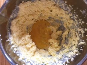 分次加入鸡蛋液打均匀